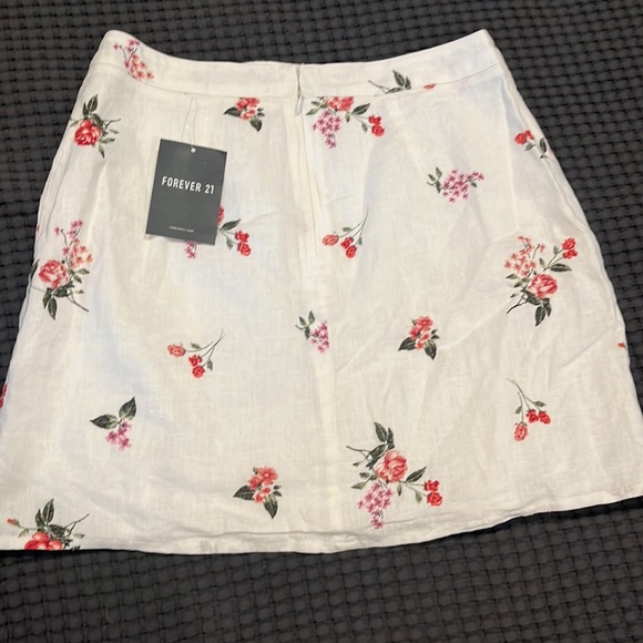 F21 NWT Floral Skirt Size Small - Picture 3 of 3